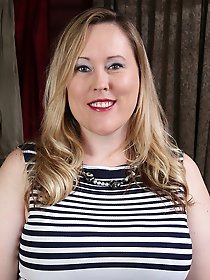 Curvy big booty american housewife getting frisky