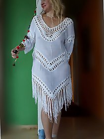 Selena039s posing in white