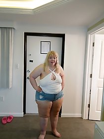 Old gilf spreads her pussy on old pictures