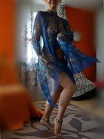 Selena039s dancing posing